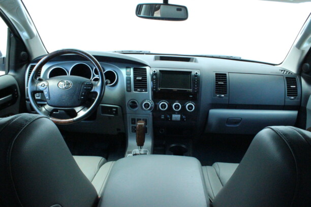 Toyota Sequoia II, 7 мест, 2010 г.