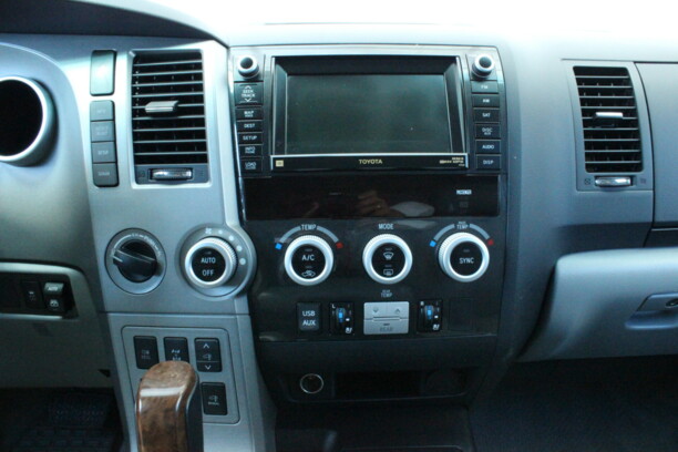 Toyota Sequoia II, 7 мест, 2010 г.