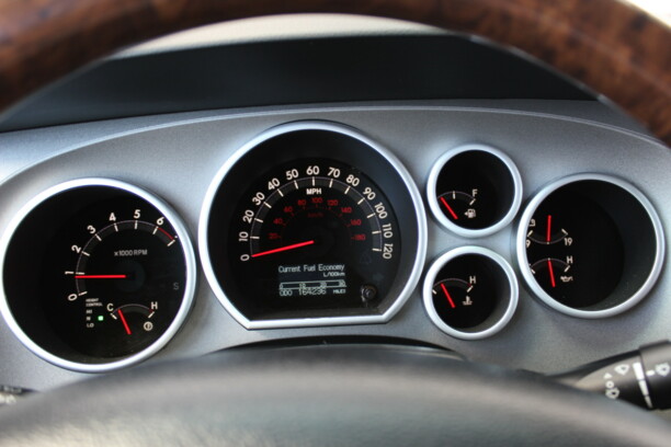 Toyota Sequoia II, 7 мест, 2010 г.
