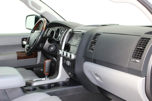 Toyota Sequoia II, 7 мест, 2010 г.