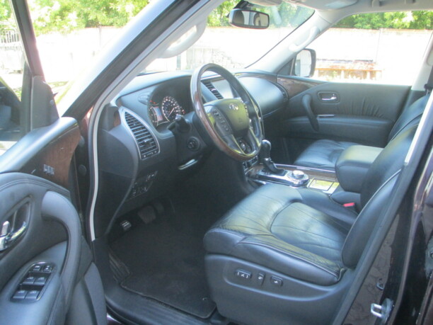 Infiniti QX56 II, 7 мест, 2010 г.