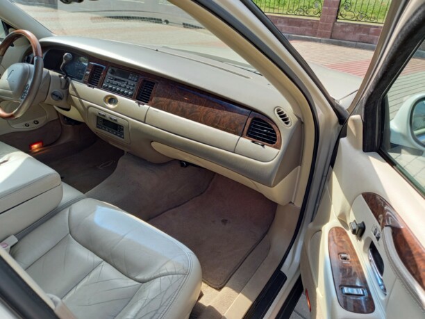 Lincoln Town Car III, 2001 г.