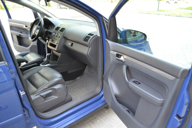 Volkswagen Touran II, 7 мест, 2010 г.
