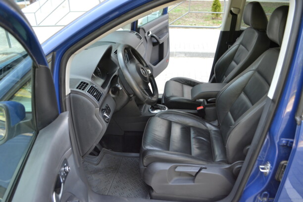 Volkswagen Touran II, 7 мест, 2010 г.