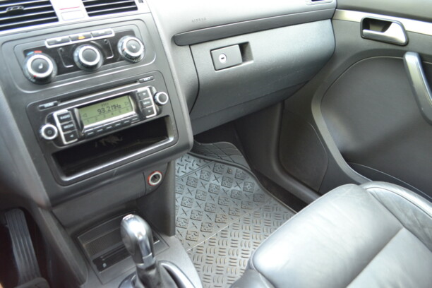 Volkswagen Touran II, 7 мест, 2010 г.