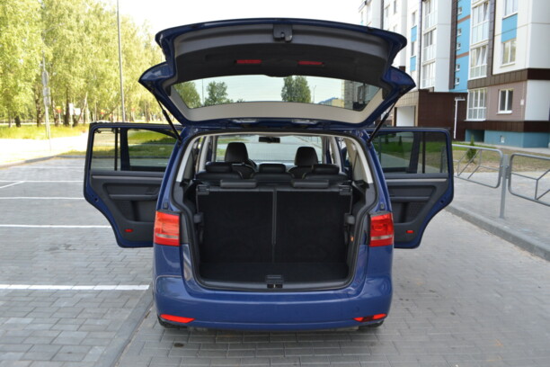 Volkswagen Touran II, 7 мест, 2010 г.