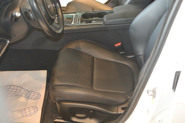 Jaguar XE, 2017 г.
