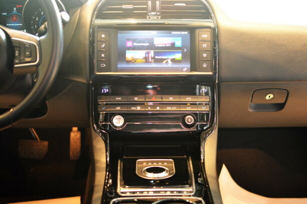Jaguar XE, 2017 г.