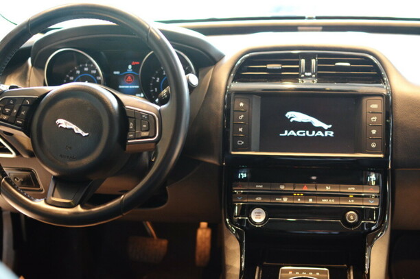 Jaguar XE, 2017 г.