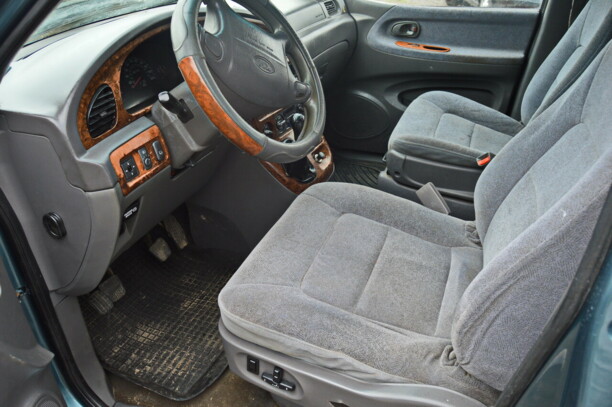 Kia Carnival I, 7 мест, 2000 г.