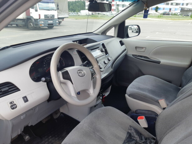Toyota Sienna III (XL30), 7 мест, 2010 г.