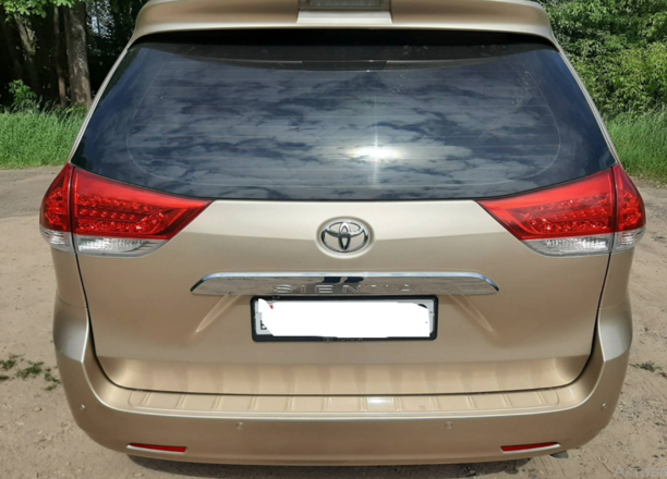 Toyota Sienna III (XL30), 7 мест, 2010 г.