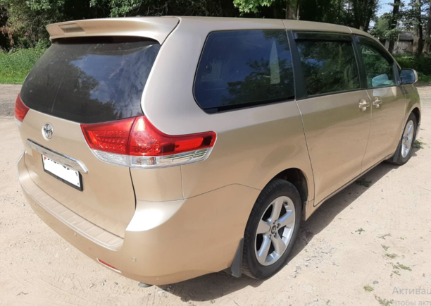 Toyota Sienna III (XL30), 7 мест, 2010 г.