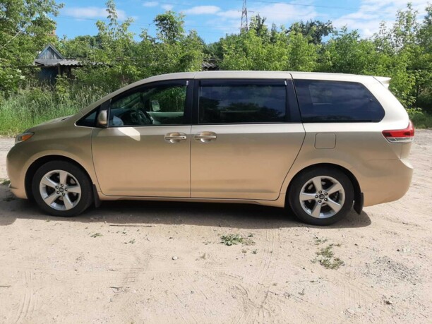 Toyota Sienna III (XL30), 7 мест, 2010 г.