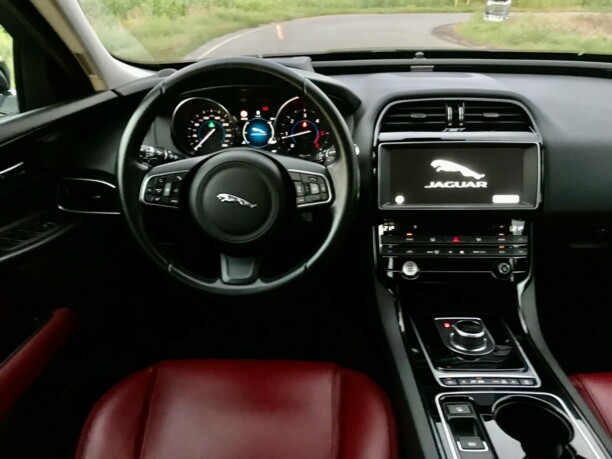 Jaguar XE, 2016 г.