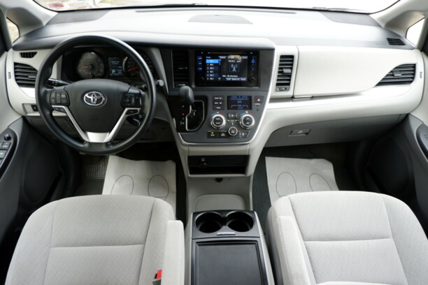 Toyota Sienna III (XL30), 7 мест, 2016 г.