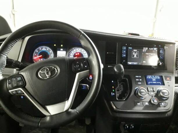 Toyota Sienna III (XL30), 7 мест, 2017 г.