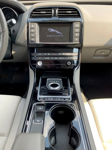 Jaguar XE, 2015 г.