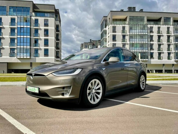 Tesla Model X, 7 мест, 2017 г.