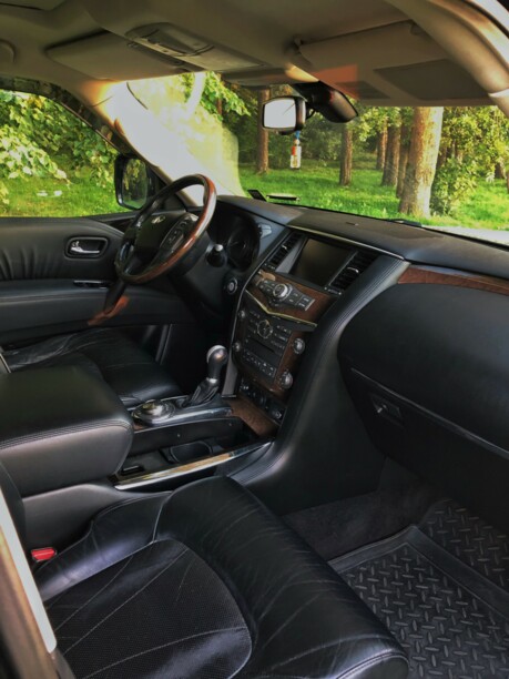 Infiniti QX56 II, 7 мест, 2010 г.