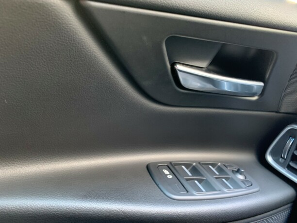 Jaguar XE, 2016 г.