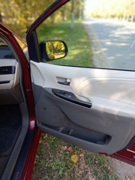 Toyota Sienna III (XL30), 7 мест, 2011 г.