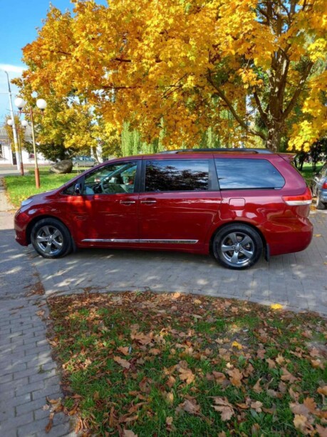 Toyota Sienna III (XL30), 7 мест, 2011 г.