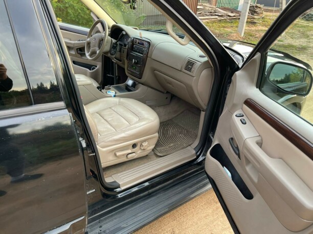Ford Explorer III, 7 мест, 2004 г.