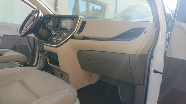 Toyota Sienna III (XL30), 7 мест, 2018 г.