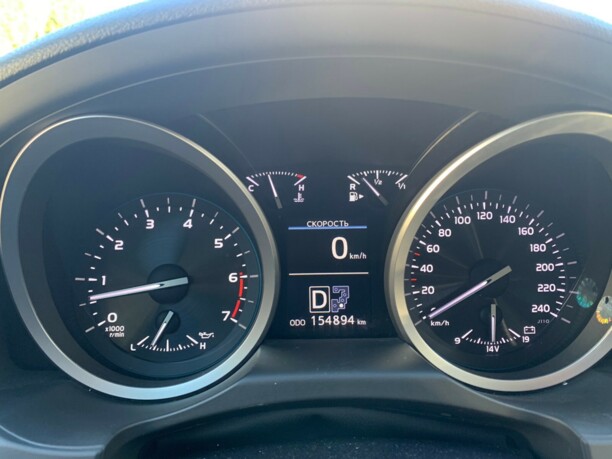Toyota Land Cruiser J200 · Рестайлинг, 7 мест, 2014 г.