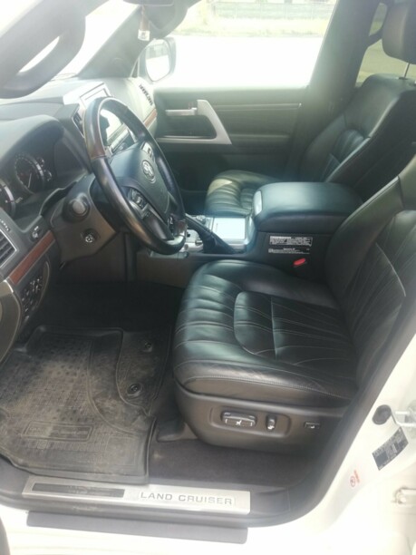 Toyota Land Cruiser J200 · 2-й рестайлинг, 7 мест, 2019 г.