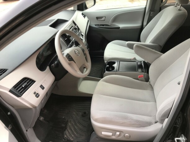Toyota Sienna III (XL30), 7 мест, 2011 г.