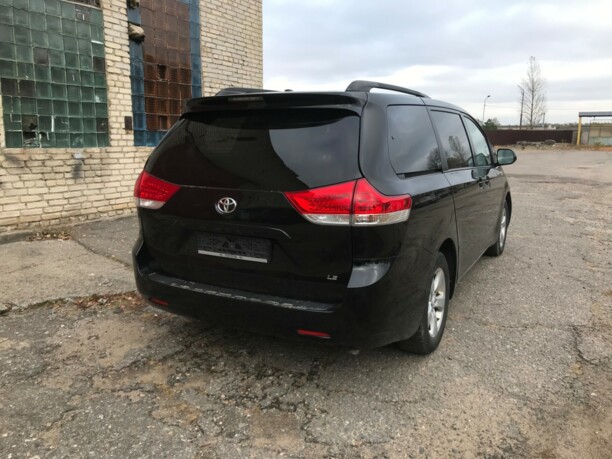 Toyota Sienna III (XL30), 7 мест, 2011 г.
