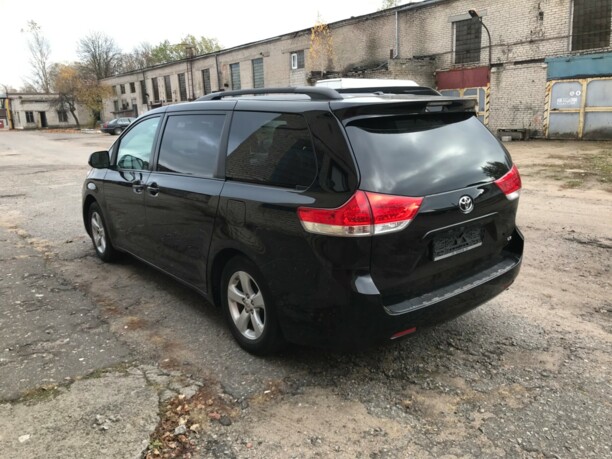 Toyota Sienna III (XL30), 7 мест, 2011 г.