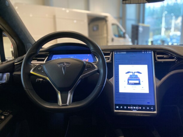 Tesla Model X, 2017 г.
