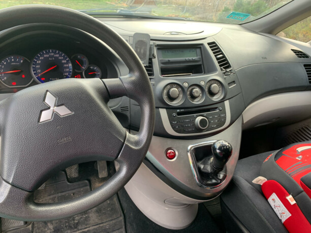 Mitsubishi Grandis, 7 мест, 2008 г.