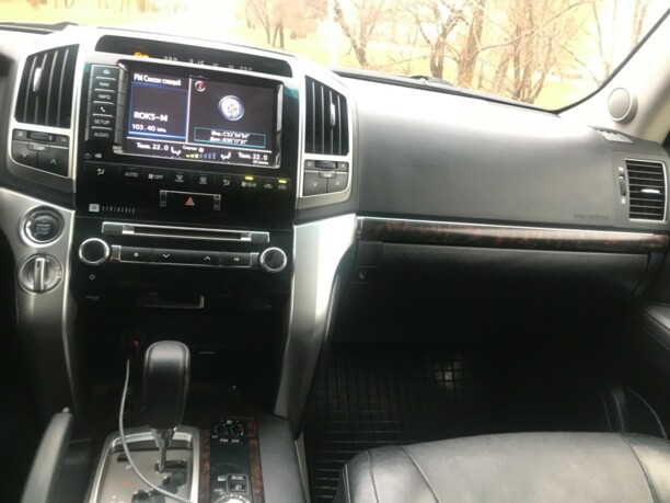 Toyota Land Cruiser J200 · Рестайлинг, 7 мест, 2012 г.