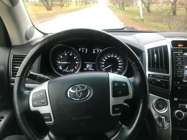 Toyota Land Cruiser J200 · Рестайлинг, 7 мест, 2012 г.