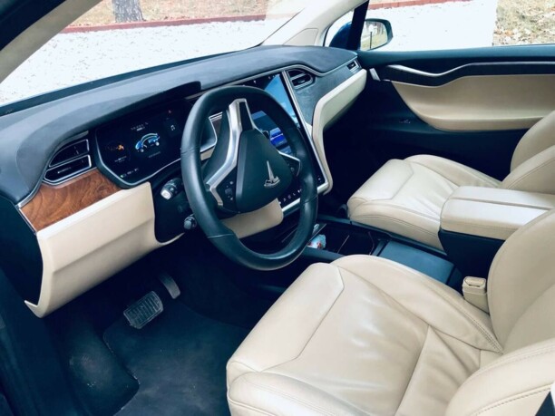 Tesla Model X, 7 мест, 2017 г.