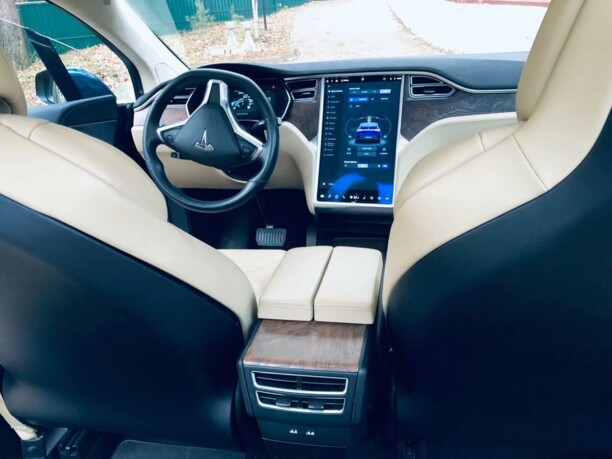 Tesla Model X, 7 мест, 2017 г.