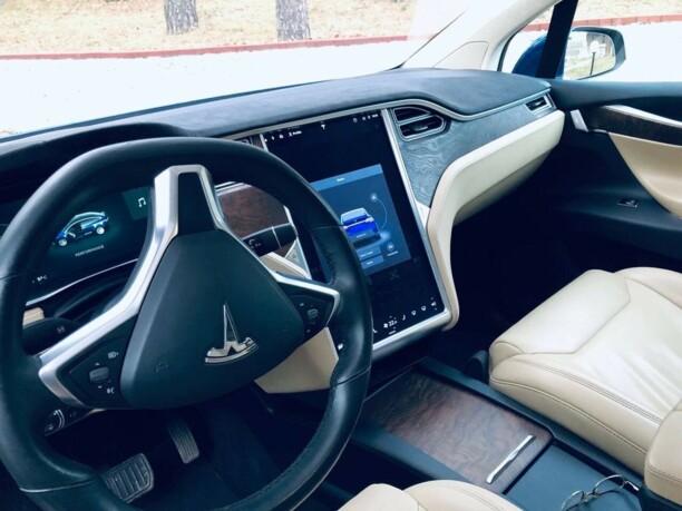 Tesla Model X, 7 мест, 2017 г.