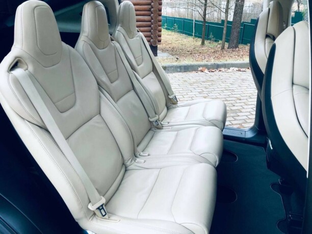 Tesla Model X, 7 мест, 2017 г.