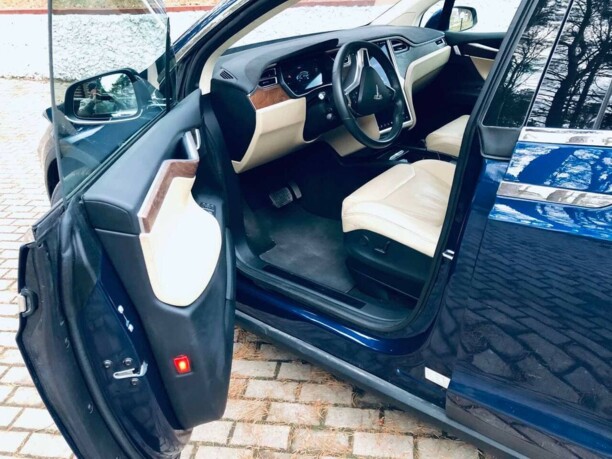 Tesla Model X, 7 мест, 2017 г.