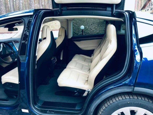 Tesla Model X, 7 мест, 2017 г.