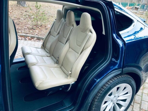 Tesla Model X, 7 мест, 2017 г.