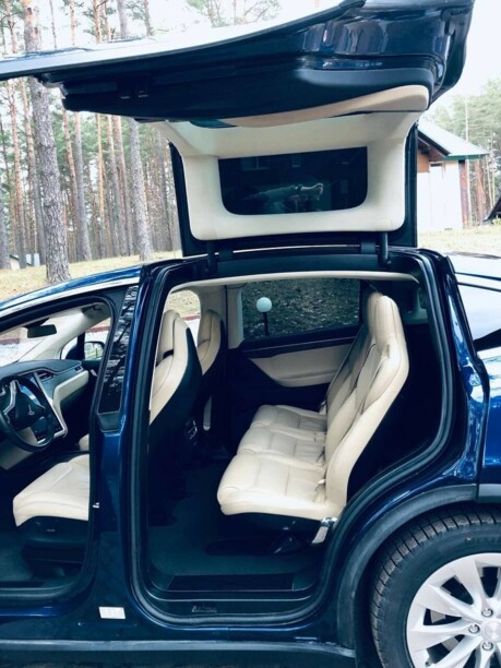 Tesla Model X, 7 мест, 2017 г.