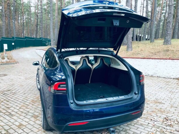 Tesla Model X, 7 мест, 2017 г.