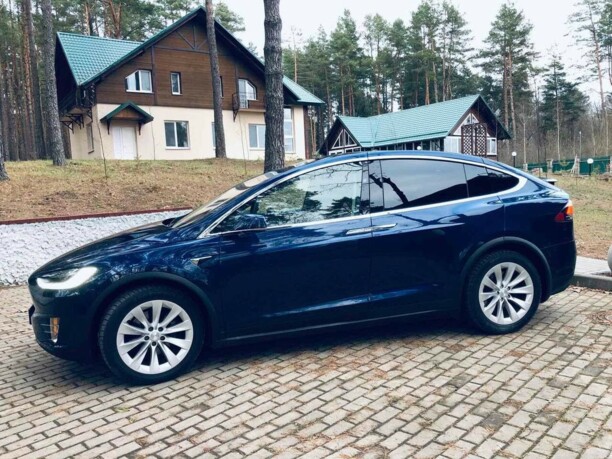 Tesla Model X, 7 мест, 2017 г.