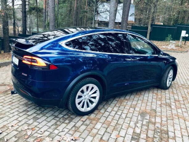 Tesla Model X, 7 мест, 2017 г.