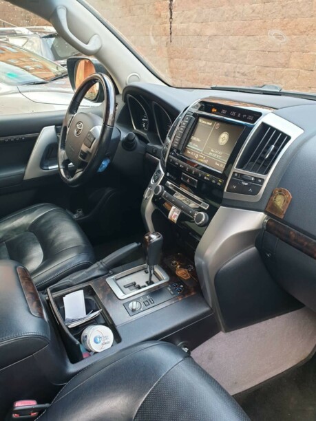 Toyota Land Cruiser J200 · Рестайлинг, 7 мест, 2012 г.